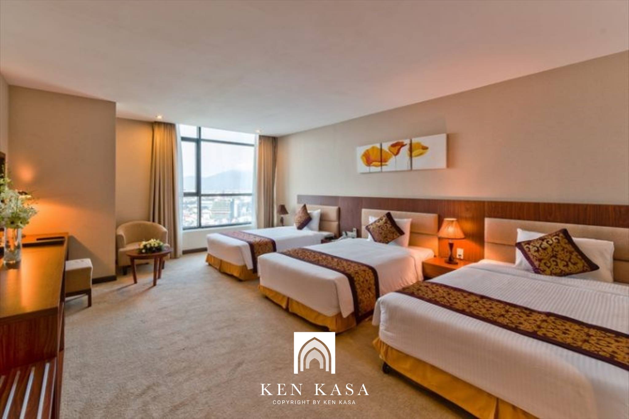 Ph&ograve;ng deluxe triple trong kh&aacute;ch sạn 